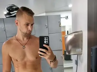 KenWhite naked show
